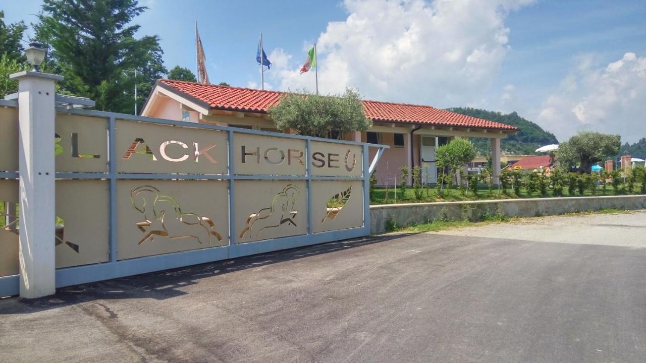 Relais Black Horse Millesimo Extérieur photo